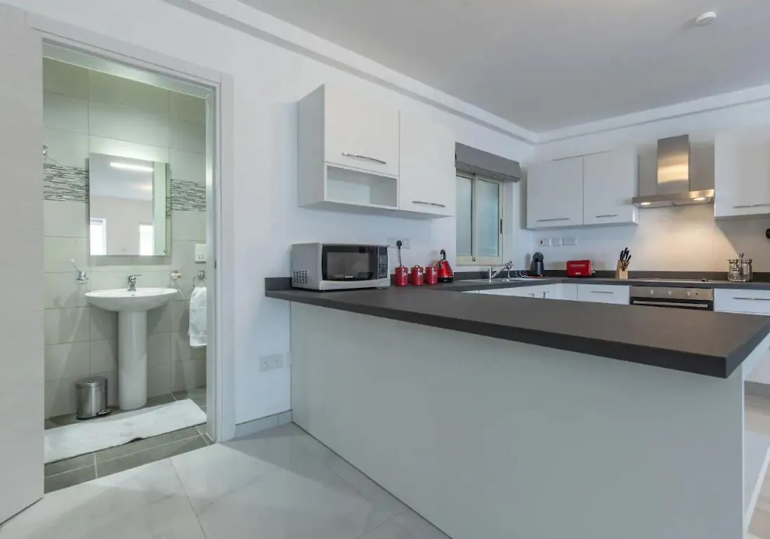 Homestay Sliema Bedrooms With Ensuite Bathrooms